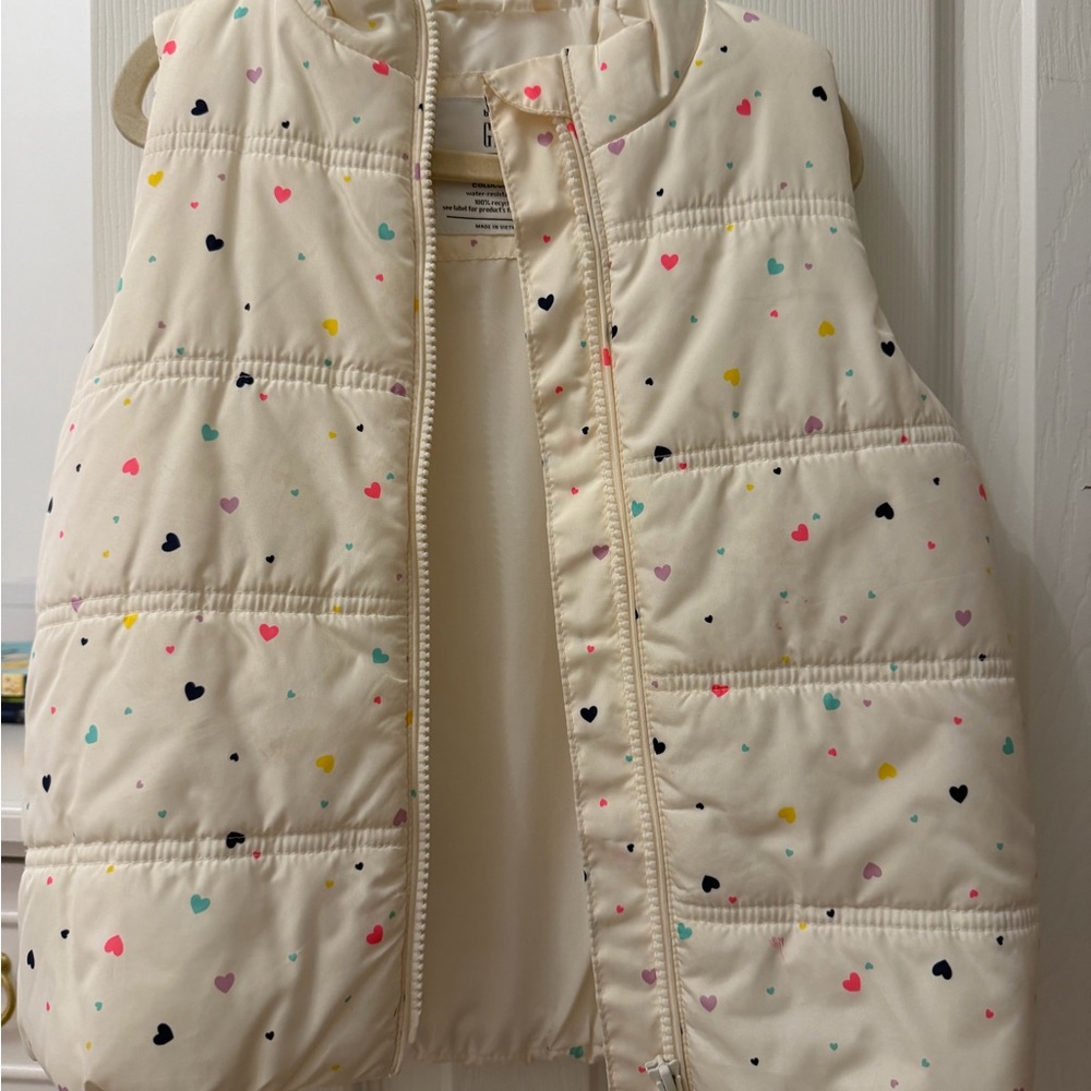 GAP Cream Puffer Vest with Multicolor Heart Print - Kids